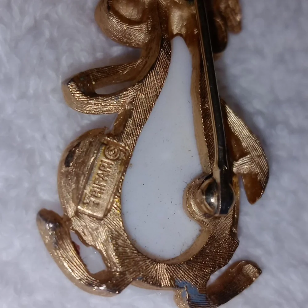 Rare Crown Trifari  Gold and Cream Rabbit Cabochon Jelly Belly Brooch - Picture 4 of 7